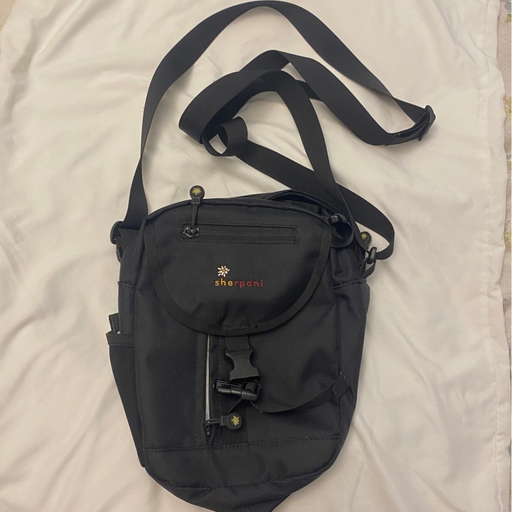 Black‎ Sherpani Crossbody Bag